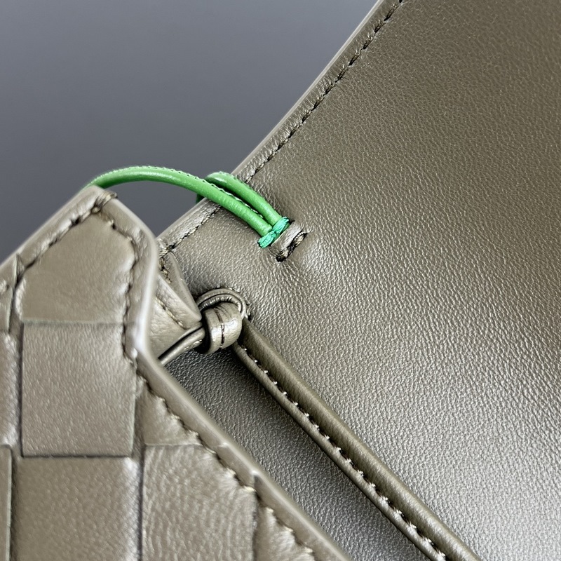 BV新品 Andiamo小皺菊斜挎包 838870 精緻俏皮的信封斜挎包，點綴著