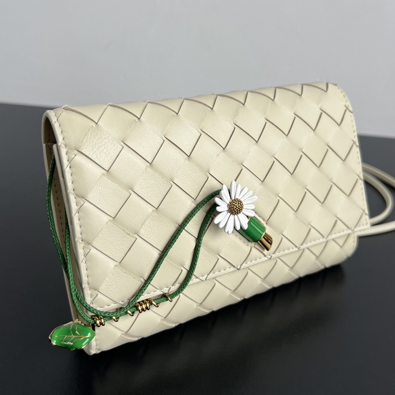 BV新品 Andiamo小皺菊斜挎包 838870 精緻俏皮的信封斜挎包，點綴著