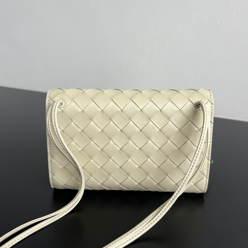 BV新品 Andiamo小皺菊斜挎包 838870 精緻俏皮的信封斜挎包，點綴著