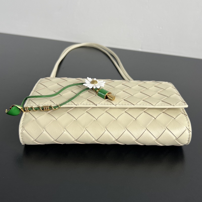 BV新品 Andiamo小皺菊斜挎包 838870 精緻俏皮的信封斜挎包，點綴著