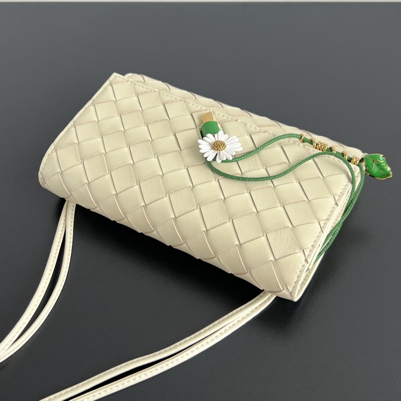 BV新品 Andiamo小皺菊斜挎包 838870 精緻俏皮的信封斜挎包，點綴著