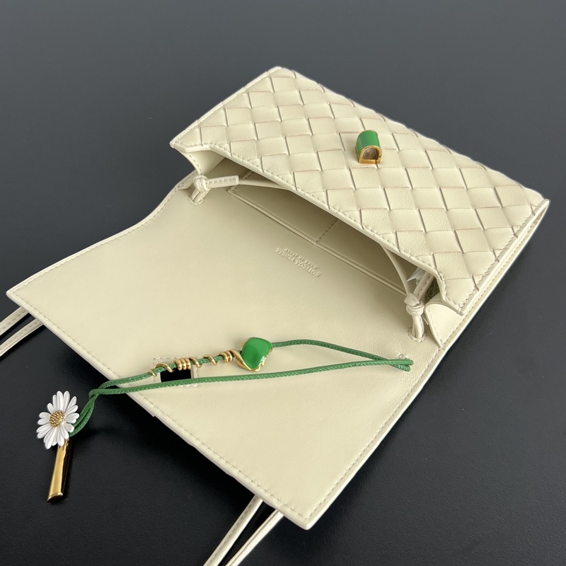 BV新品 Andiamo小皺菊斜挎包 838870 精緻俏皮的信封斜挎包，點綴著