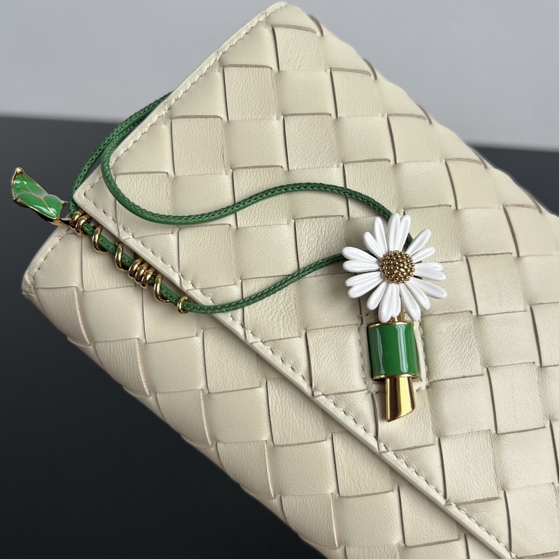 BV新品 Andiamo小皺菊斜挎包 838870 精緻俏皮的信封斜挎包，點綴著