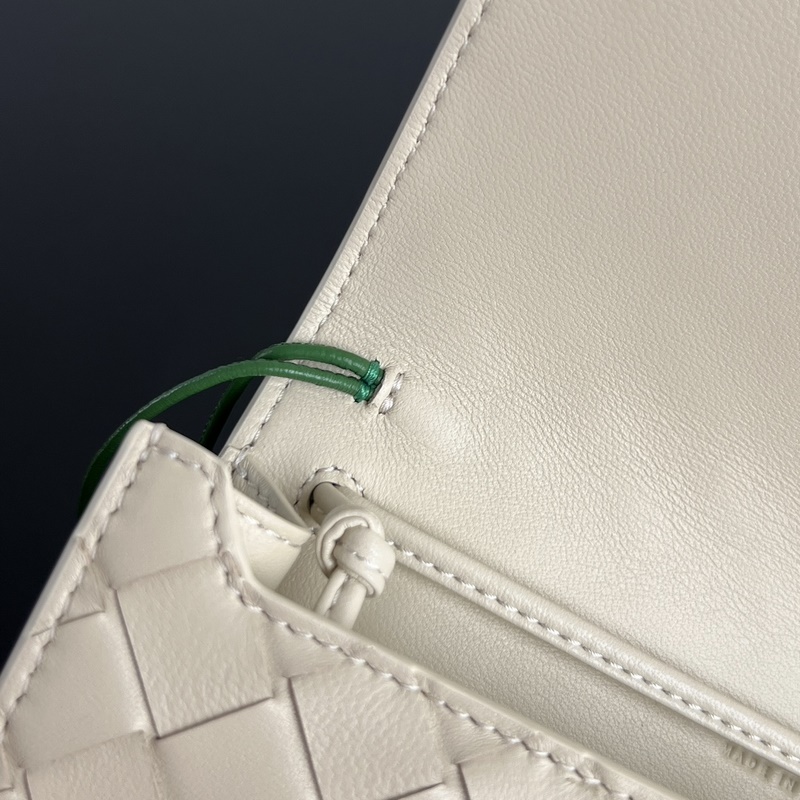 BV新品 Andiamo小皺菊斜挎包 838870 精緻俏皮的信封斜挎包，點綴著