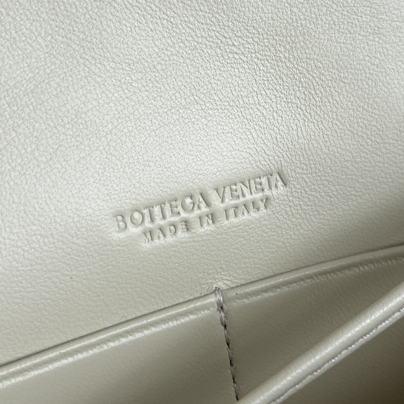 BV新品 Andiamo小皺菊斜挎包 838870 精緻俏皮的信封斜挎包，點綴著