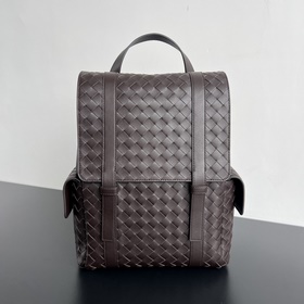 BV 新款男士雙肩包，超級受歡迎 805971 ~采用細軟的小牛皮純手工編制 編