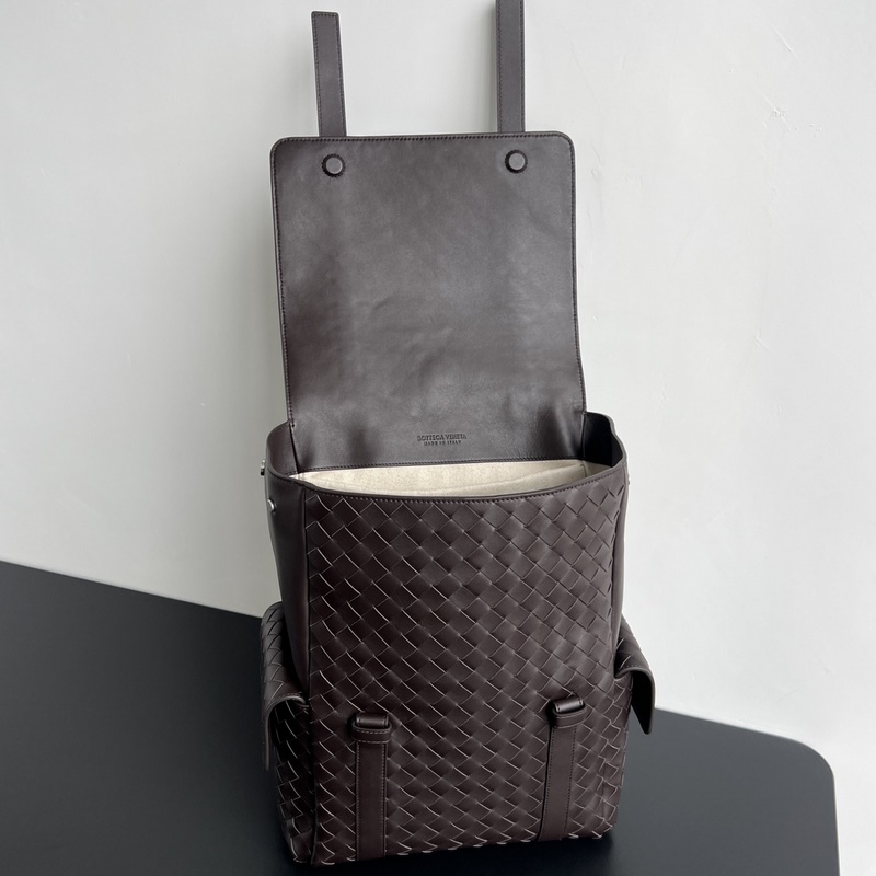 BV 新款男士雙肩包，超級受歡迎 805971 ~采用細軟的小牛皮純手工編制 編