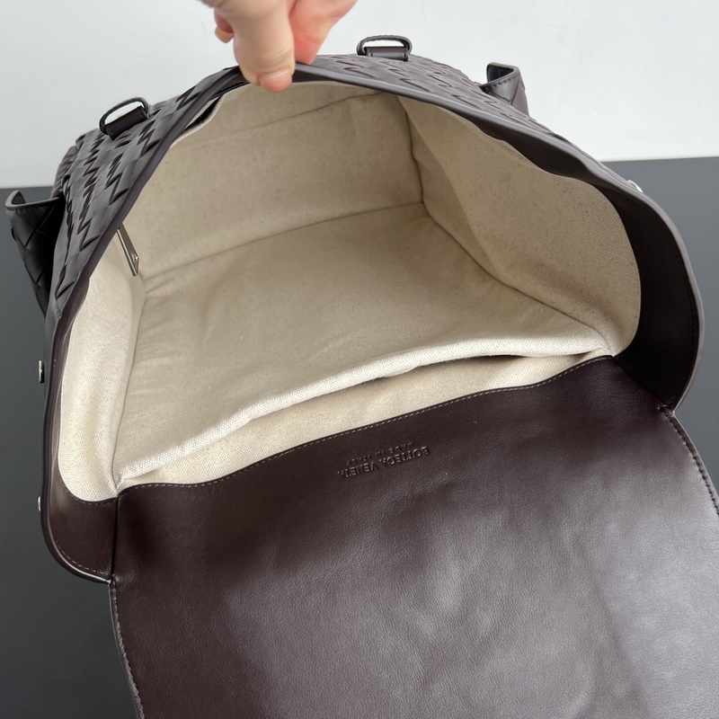 BV 新款男士雙肩包，超級受歡迎 805971 ~采用細軟的小牛皮純手工編制 編