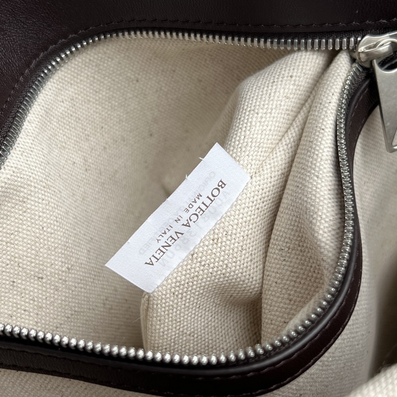 BV 新款男士雙肩包，超級受歡迎 805971 ~采用細軟的小牛皮純手工編制 編