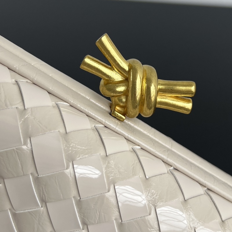 #BV 新款 kont晚宴手袋 (717622 25cm) 這款耀眼的鏡面效果晚