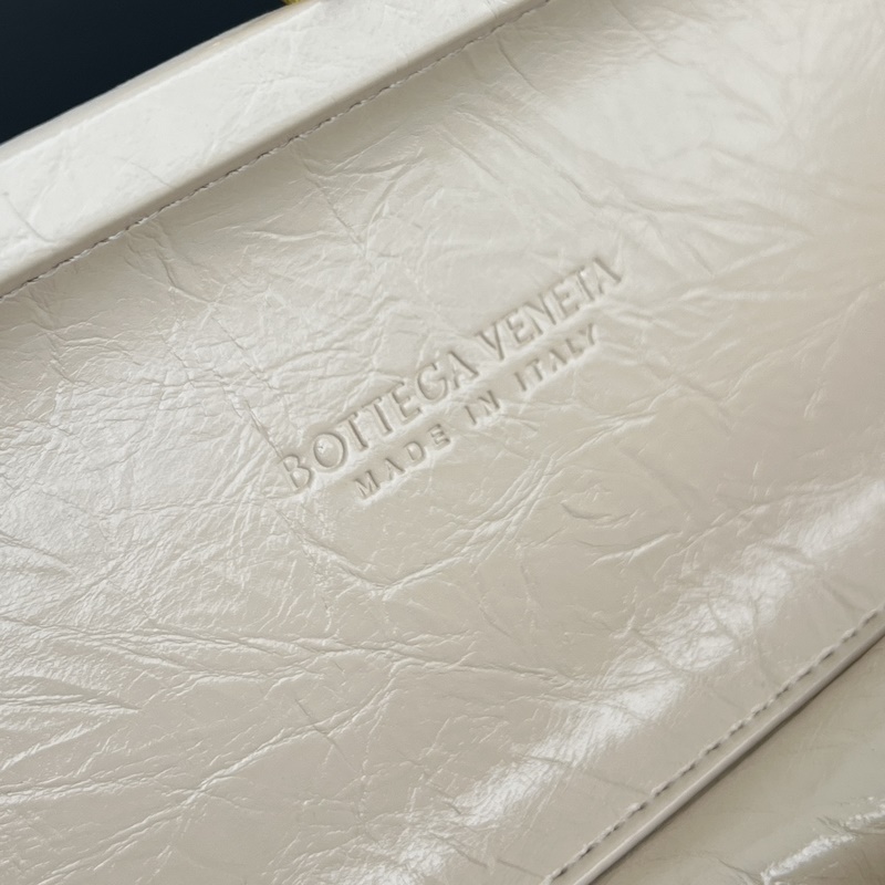 #BV 新款 kont晚宴手袋 (717622 25cm) 這款耀眼的鏡面效果晚