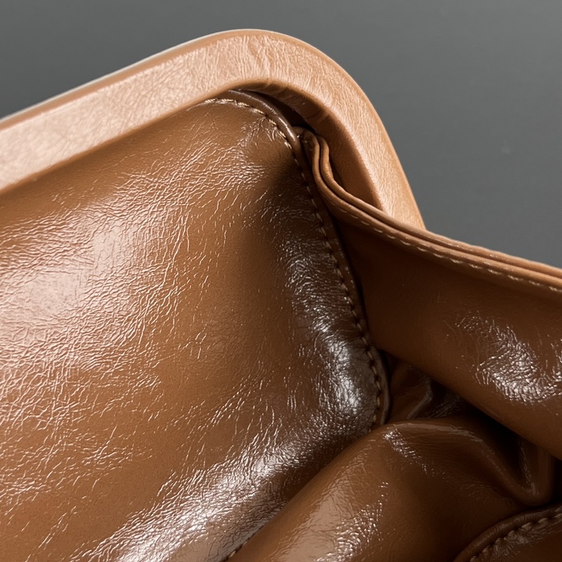 #BV 新款 kont晚宴手袋 (717622 25cm) 這款耀眼的鏡面效果晚