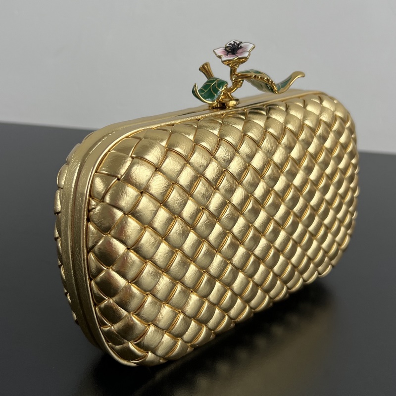 Bv Kont 826183 金閃閃的編織皮革搭配立體花朵造型 有種回家途中路過