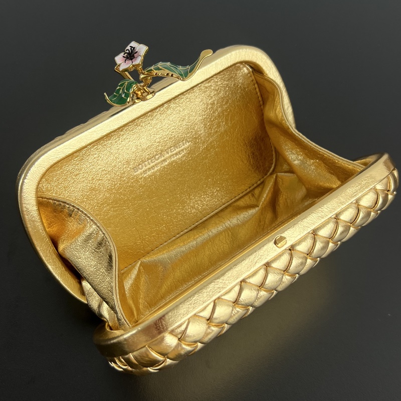 Bv Kont 826183 金閃閃的編織皮革搭配立體花朵造型 有種回家途中路過