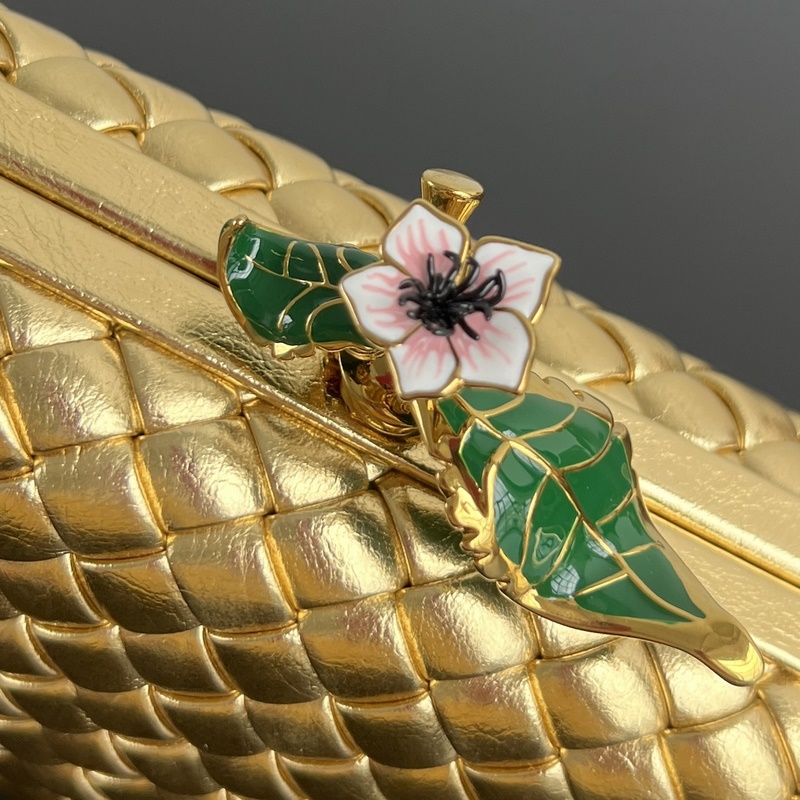 Bv Kont 826183 金閃閃的編織皮革搭配立體花朵造型 有種回家途中路過