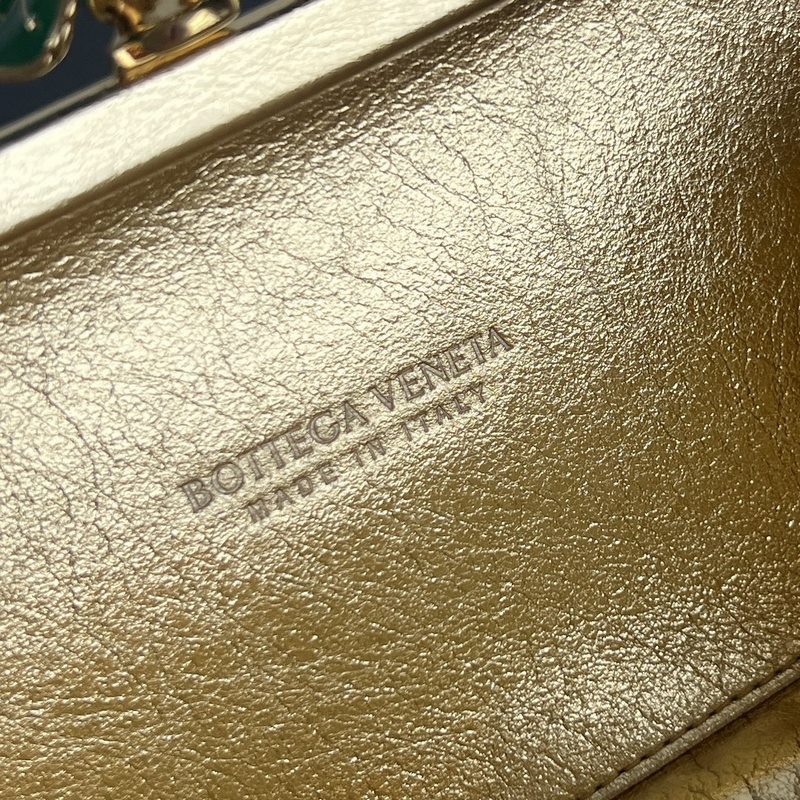 Bv Kont 826183 金閃閃的編織皮革搭配立體花朵造型 有種回家途中路過