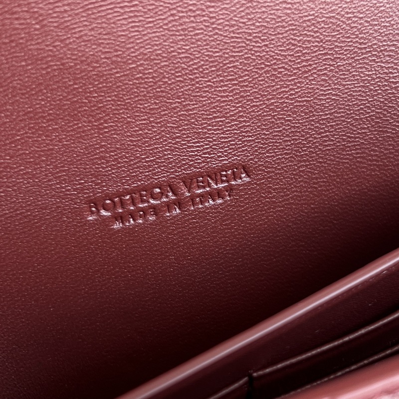 #Bv Clutch 長款手拿包 741511 配有提手，手拿包的設計體現(xiàn)了精緻