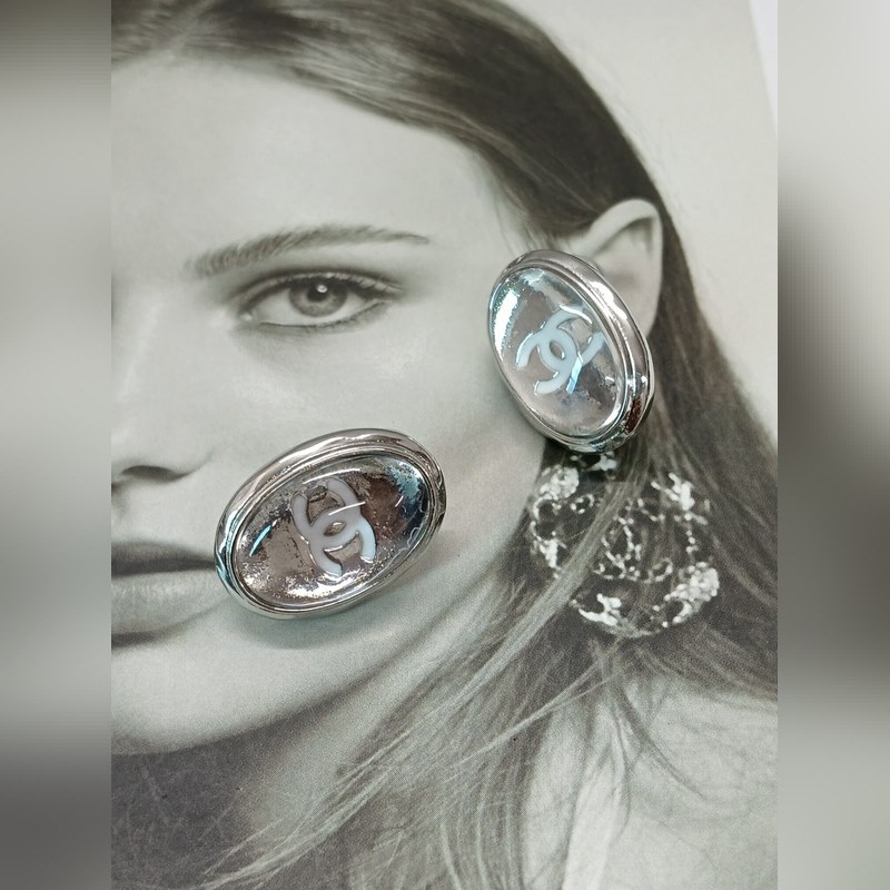 Chanel  新款 香奈兒 白色琺瑯滴雙C 鏡面橢圓白金色耳釘