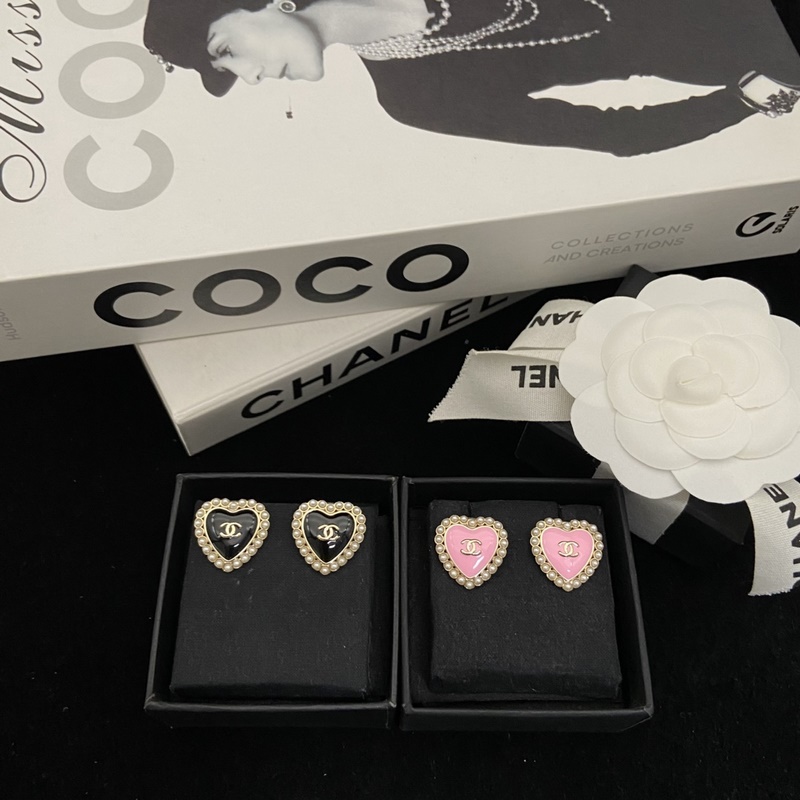 Ch@ nel香奈兒新款25b愛心珍珠耳釘 經典小米珠搭配琺瑯工藝 富家千金氣質