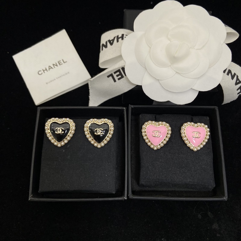Ch@ nel香奈兒新款25b愛心珍珠耳釘 經典小米珠搭配琺瑯工藝 富家千金氣質