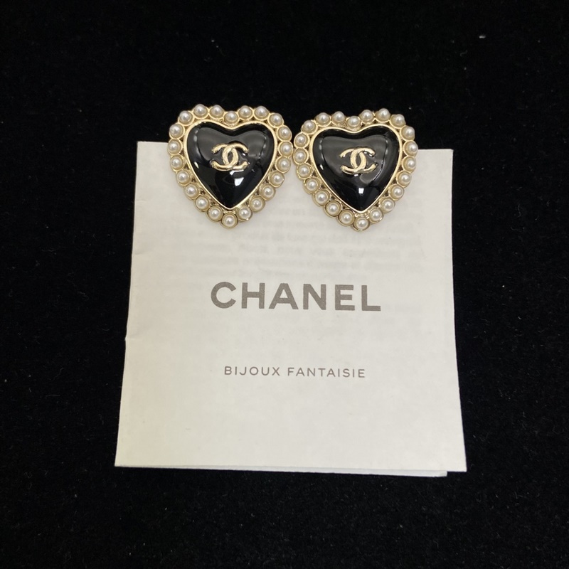 Ch@ nel香奈兒新款25b愛心珍珠耳釘 經典小米珠搭配琺瑯工藝 富家千金氣質