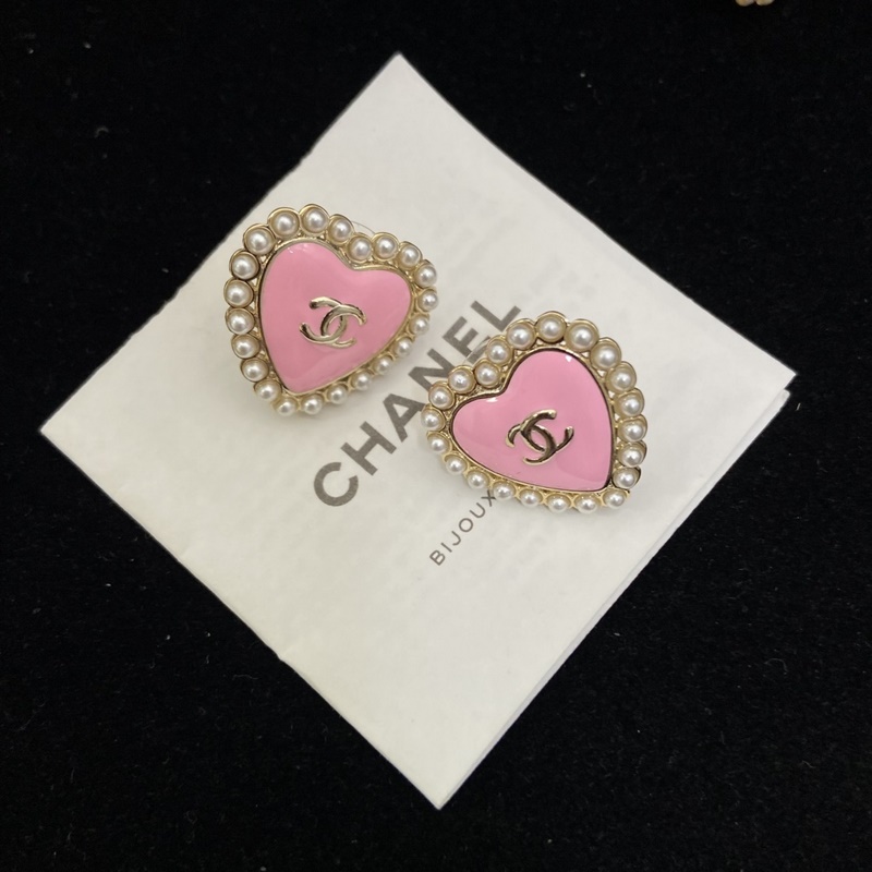 Ch@ nel香奈兒新款25b愛心珍珠耳釘 經典小米珠搭配琺瑯工藝 富家千金氣質