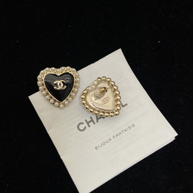 Ch@ nel香奈兒新款25b愛心珍珠耳釘 經典小米珠搭配琺瑯工藝 富家千金氣質