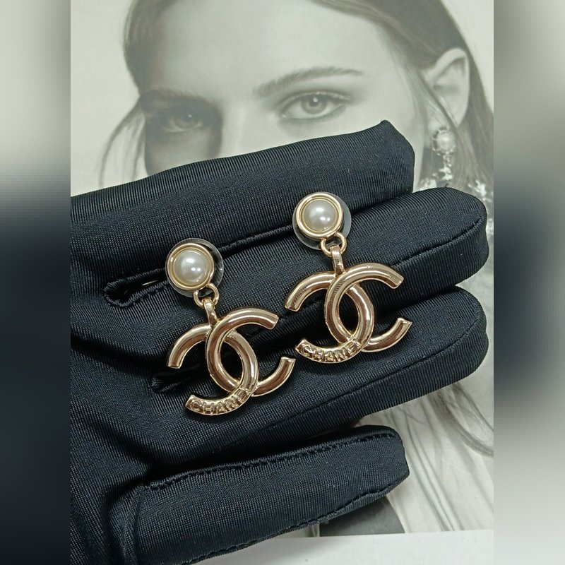 Chanel  新款 香奈兒新款 光面字母 珍珠 淺金色耳環(huán)