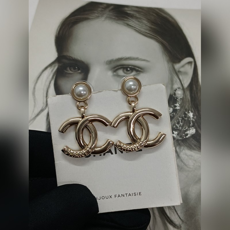 Chanel  新款 香奈兒新款 光面字母 珍珠 淺金色耳環(huán)
