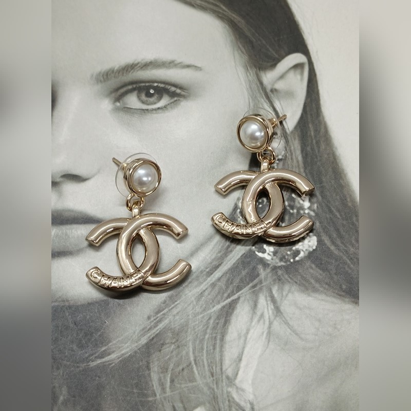 Chanel  新款 香奈兒新款 光面字母 珍珠 淺金色耳環(huán)