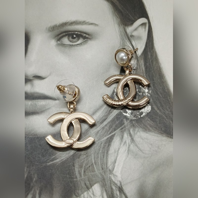 Chanel  新款 香奈兒新款 光面字母 珍珠 淺金色耳環(huán)