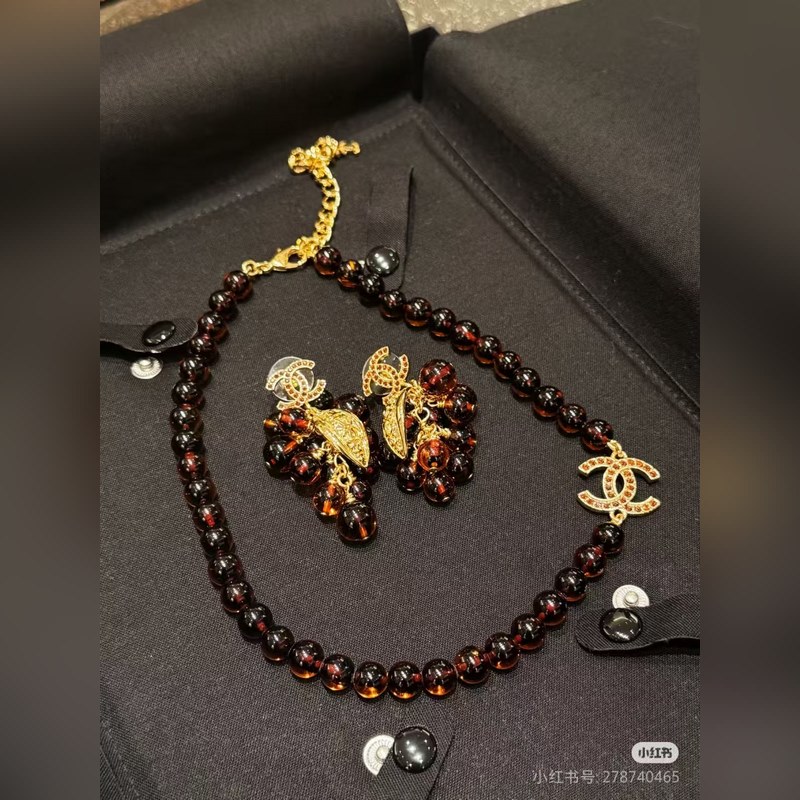 Chanel  新款 香奈兒 琉璃石榴紅 葡萄 金色耳環