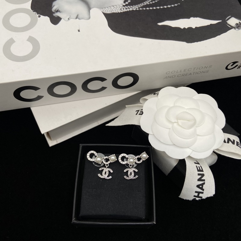 Chanel  香奈兒CoCo珍珠雙C耳釘 太閃耀迷人了 白富美即視感