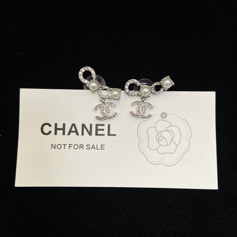 Chanel  香奈兒CoCo珍珠雙C耳釘 太閃耀迷人了 白富美即視感