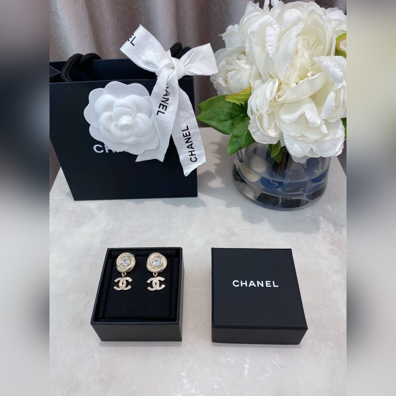 [香奈兒拉絲旋轉螺紋紐扣吊雙c耳環]好美的設計~ 精緻耐看的拉絲工藝，超級細膩