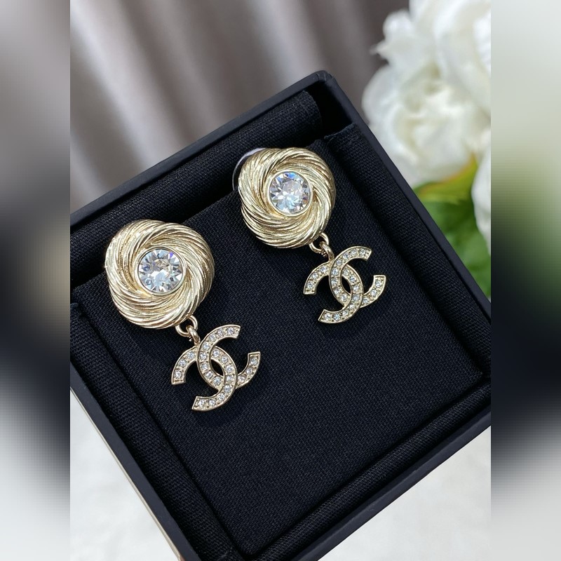 [香奈兒拉絲旋轉螺紋紐扣吊雙c耳環]好美的設計~ 精緻耐看的拉絲工藝，超級細膩