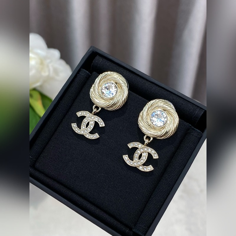 [香奈兒拉絲旋轉螺紋紐扣吊雙c耳環]好美的設計~ 精緻耐看的拉絲工藝，超級細膩