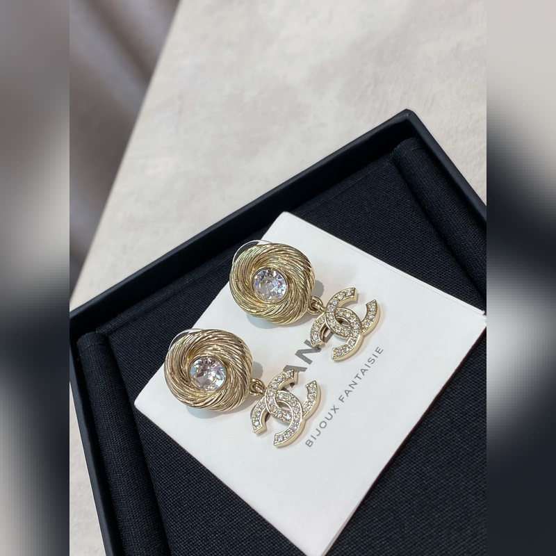 [香奈兒拉絲旋轉螺紋紐扣吊雙c耳環]好美的設計~ 精緻耐看的拉絲工藝，超級細膩