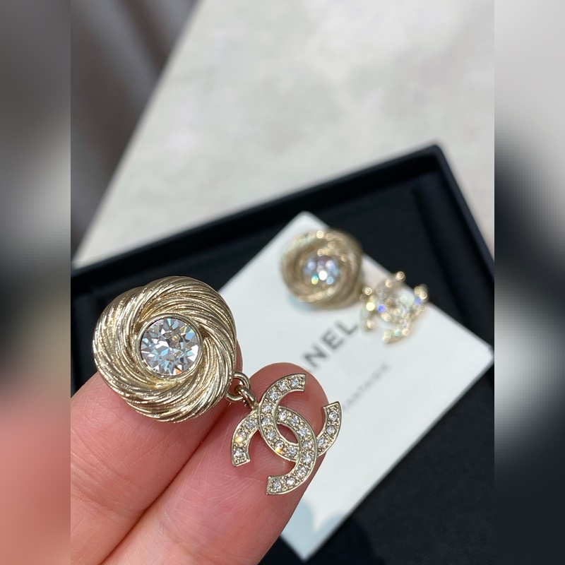 [香奈兒拉絲旋轉螺紋紐扣吊雙c耳環]好美的設計~ 精緻耐看的拉絲工藝，超級細膩