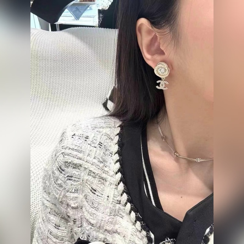 [香奈兒拉絲旋轉螺紋紐扣吊雙c耳環]好美的設計~ 精緻耐看的拉絲工藝，超級細膩