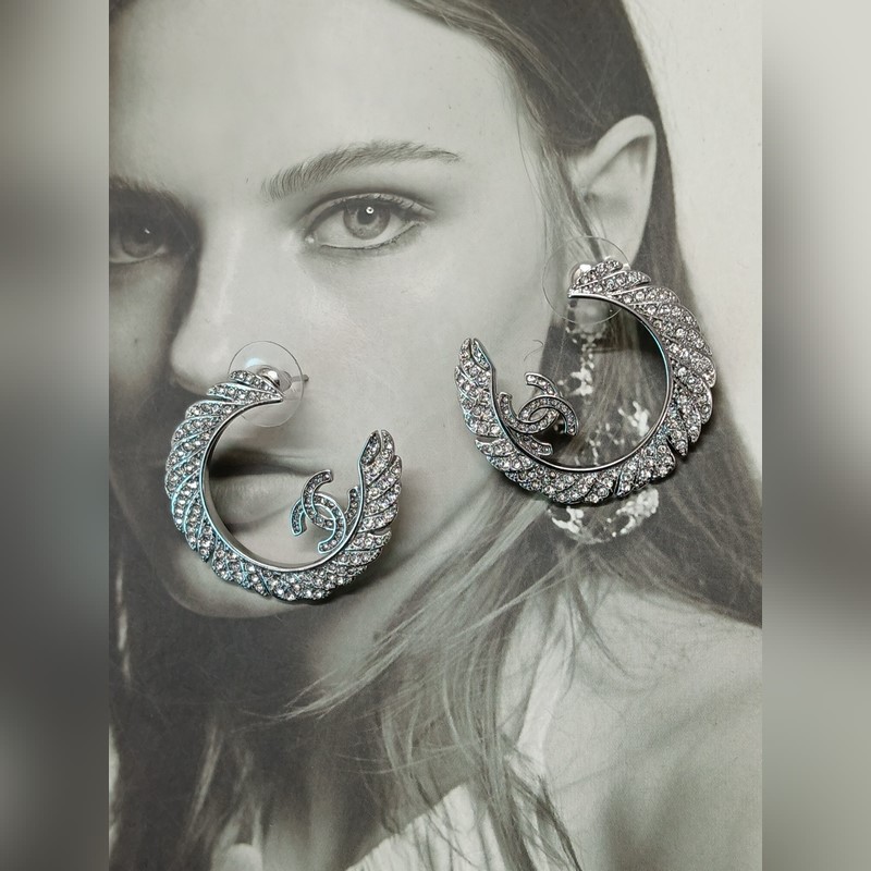 Chanel  新款 香奈兒 C型翼翅 滿鑽 白金色耳釘