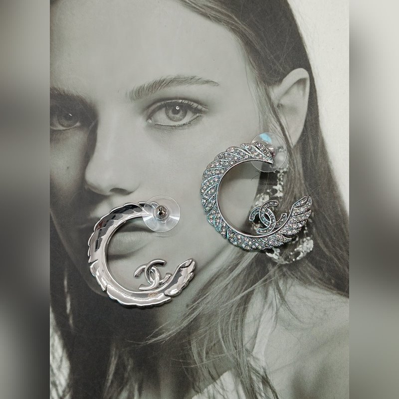 Chanel  新款 香奈兒 C型翼翅 滿鑽 白金色耳釘