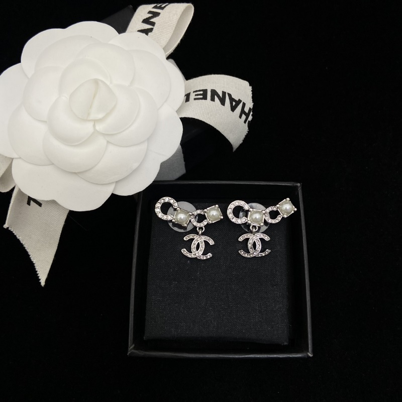 Chanel  香奈兒CoCo珍珠雙C耳釘 太閃耀迷人了 白富美即視感