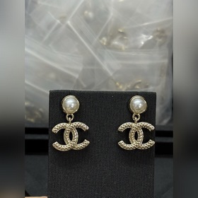 香奈兒新款圓形珍珠雙c紐紋耳環