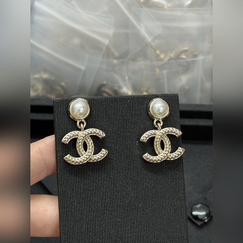 香奈兒新款圓形珍珠雙c紐紋耳環