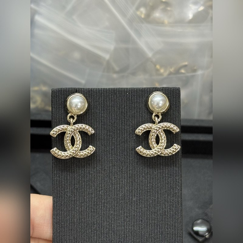香奈兒新款圓形珍珠雙c紐紋耳環
