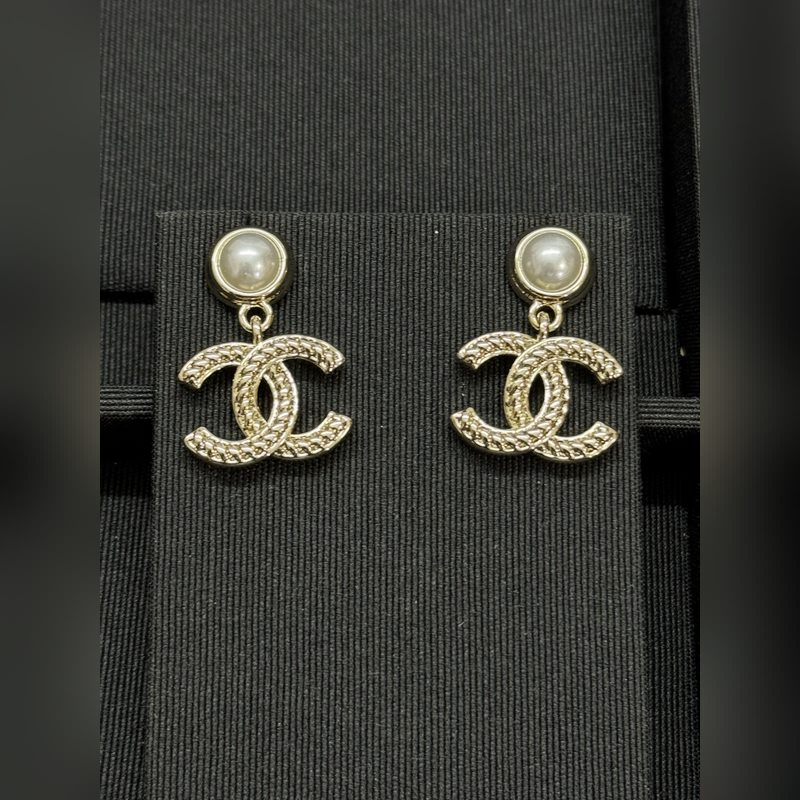 香奈兒新款圓形珍珠雙c紐紋耳環