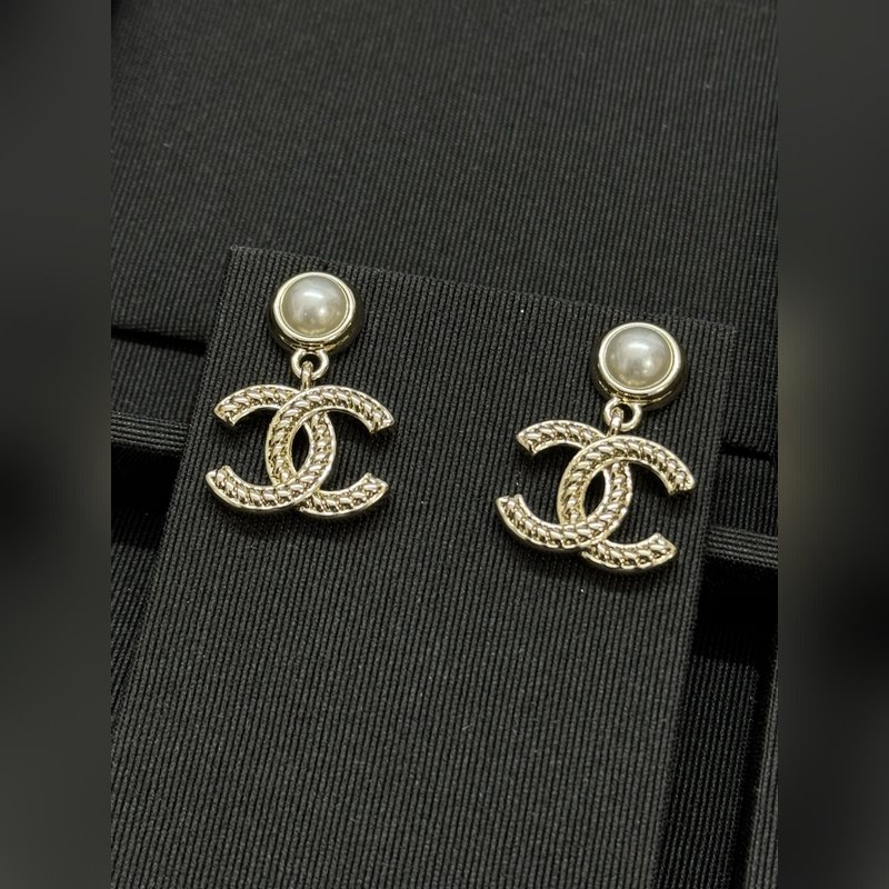 香奈兒新款圓形珍珠雙c紐紋耳環