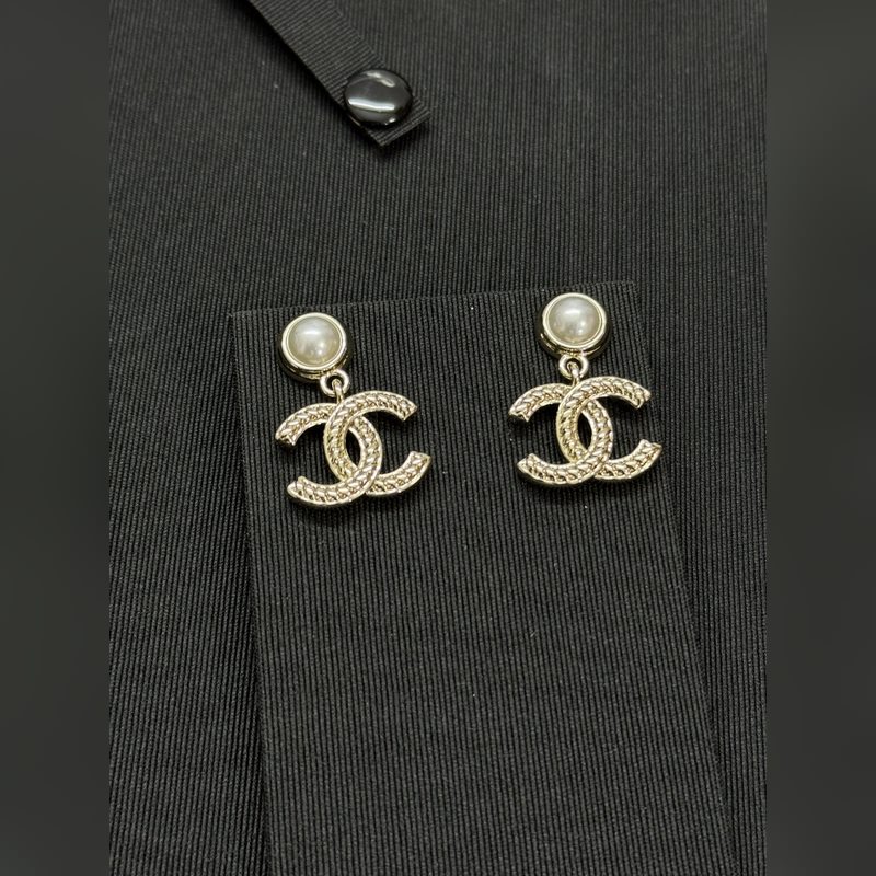 香奈兒新款圓形珍珠雙c紐紋耳環