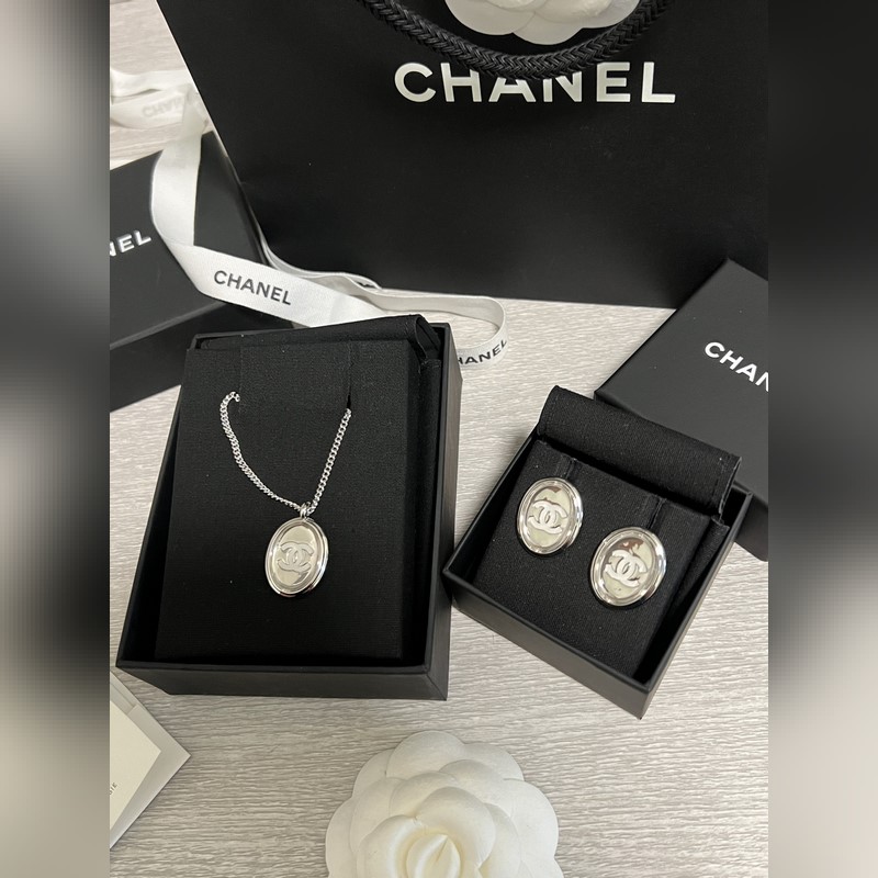 香奈兒耳釘  橢圓銀色鏡面耳釘 這一季的超級人氣王 簡潔流暢的線條 弧面設計